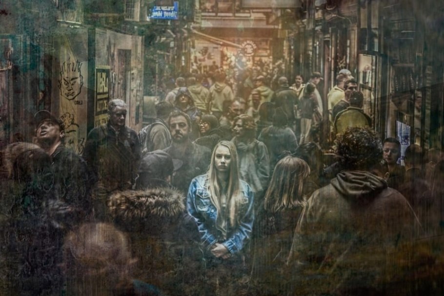 A depiction of a woman seemingly alone in a crowd.